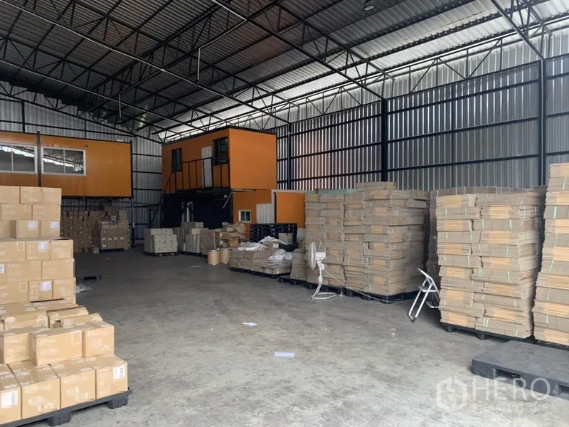 คลังสินค้า ให้เช่าในBang Kapi, Bangkok - ภายในโกดังแบบโอเพ่นสเปซ หลังคาโครงเหล็ก พื้นคอนกรีต และพาเลตสินค้าวางซ้อน
