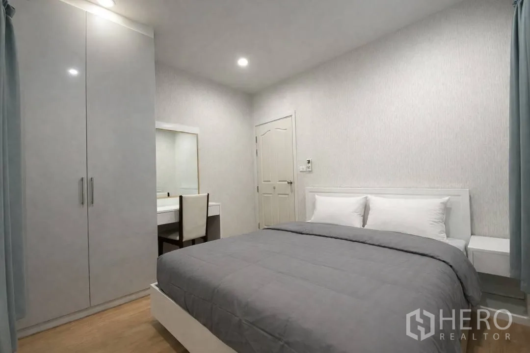 独栋房屋 for rent in Suan Luang, Bangkok - 紧凑卧室，衣柜、梳妆台与灰色寝具。