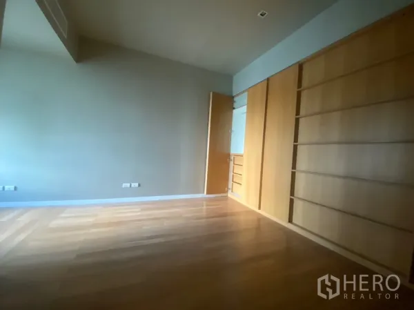 公寓 出售在Yan Nawa, Bangkok - 卧室采光充足，木质内置衣柜与实木地板，位于The Pano。