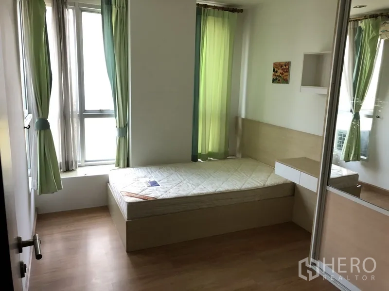 公寓 出租在Khlong Toei, Bangkok - 明亮卧室，单人床，绿色窗帘，镜面衣柜与大窗户。