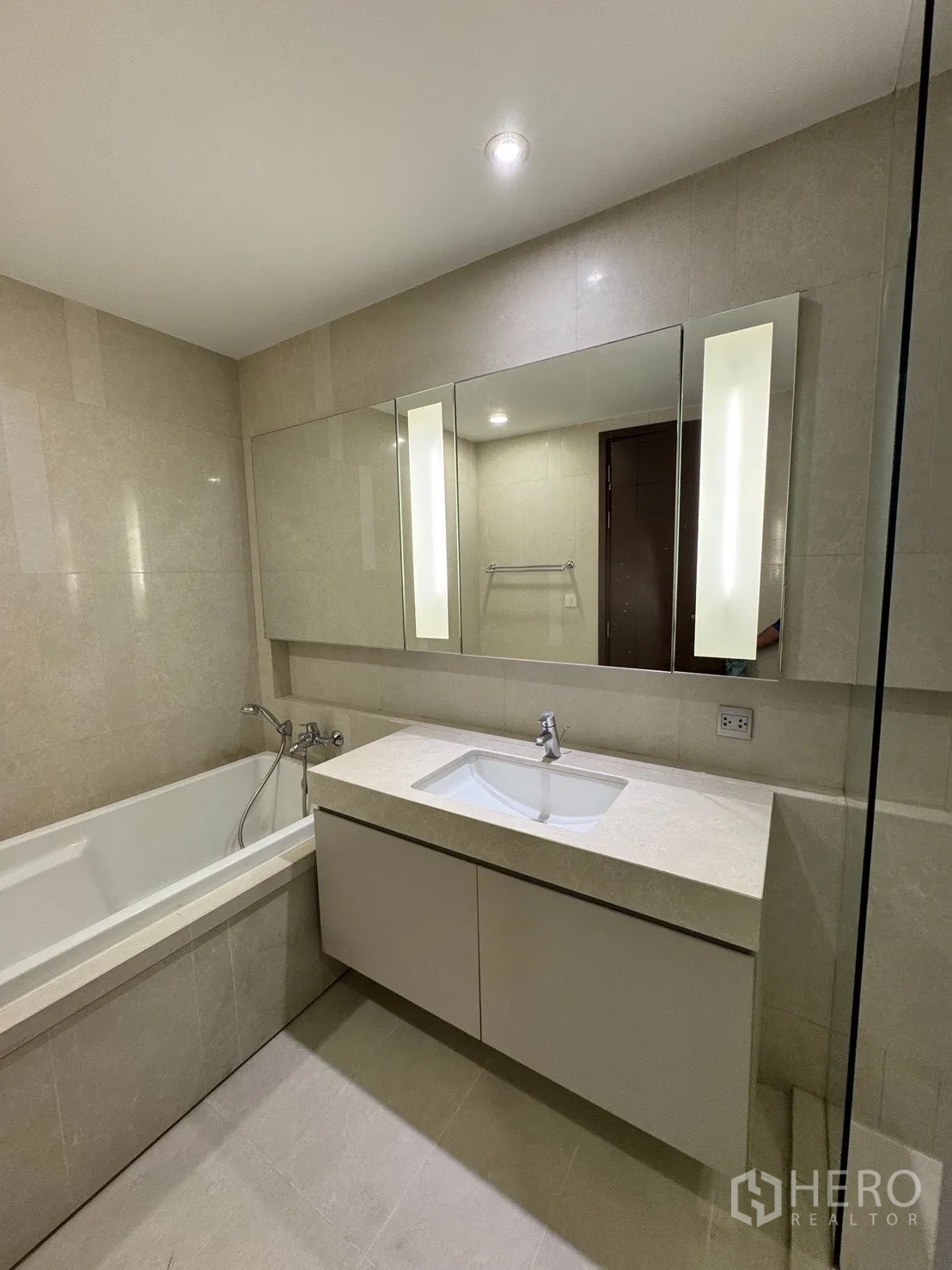 公寓 for rent in Watthana, Bangkok - 现代浴室带浴缸、带灯大镜与简洁洗手台。