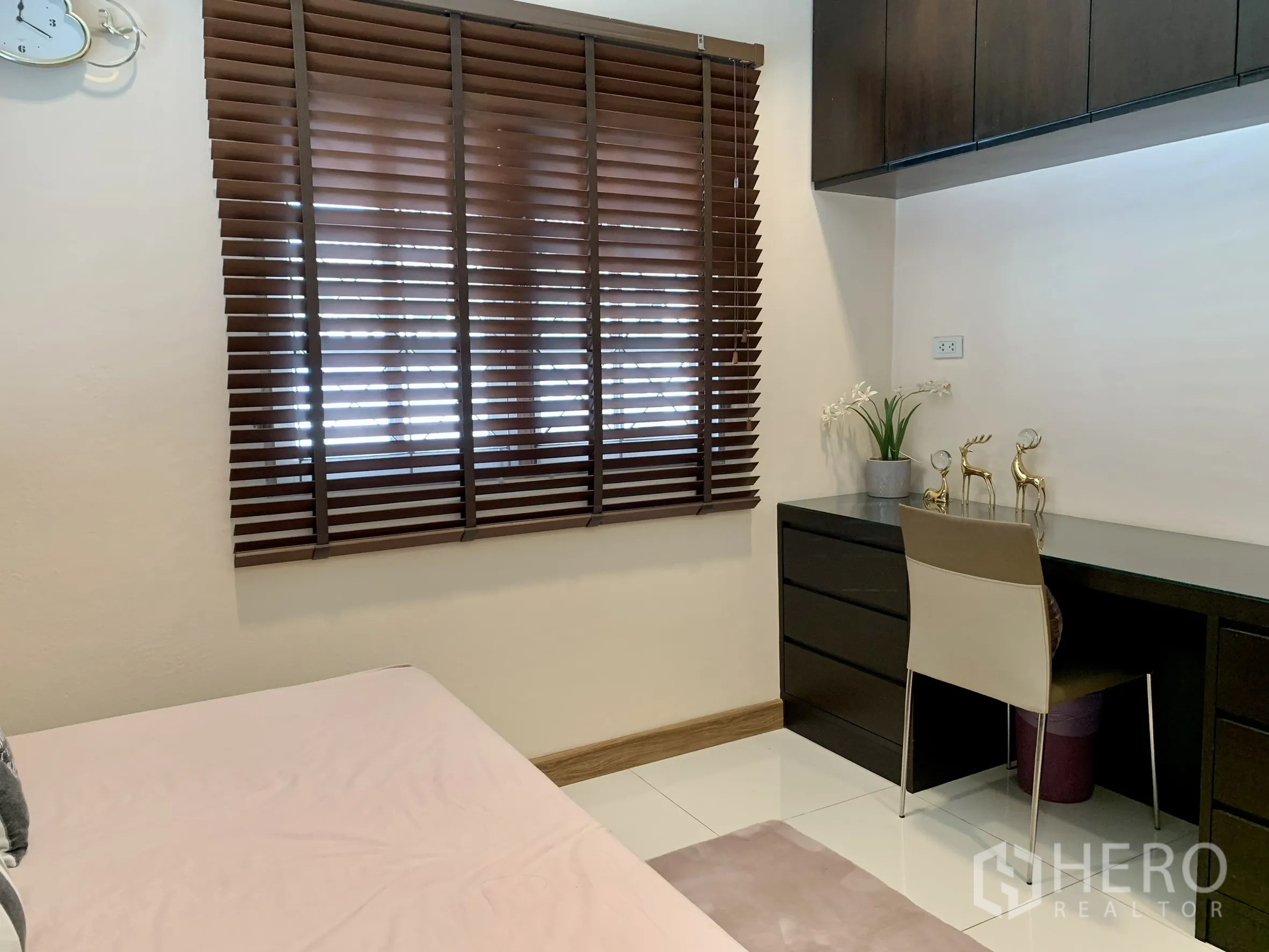 独栋房屋 for rent in Saphan Sung, Bangkok - 卧室一角设日式沙发床、内置书桌柜体与百叶窗。