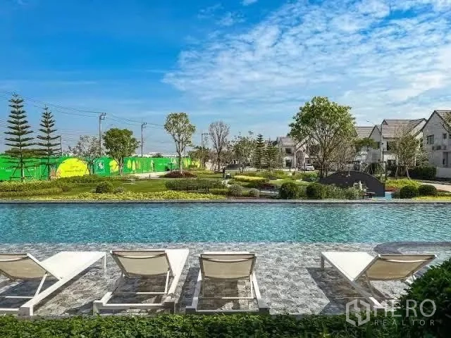 บ้าน ให้เช่าในBang Sao Thong, Samut Prakan - สระว่ายน้ำกลางแจ้งพร้อมเตียงอาบแดด รายล้อมด้วยสวน