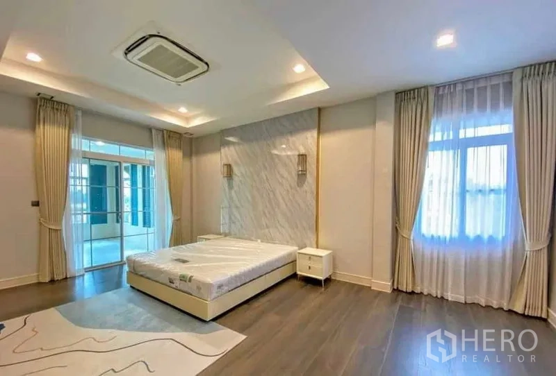 บ้าน ให้เช่าในBang Khen, Bangkok - ห้องนอนใหญ่ ผนังลายหินอ่อน เพดานหลุม และทางออกระเบียง