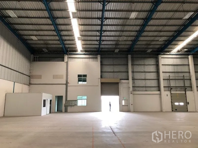 Warehouse for rent in Bang Phli, Samut Prakan - Bright office room with tiled flooring, fluorescent lighting, and wide windows.