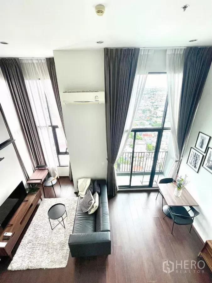 คอนโด ให้เช่าในWatthana, Bangkok - พื้นที่นั่งเล่นเปิดโล่งหันสู่ระเบียง วิวเมือง พร้อมโต๊ะทานข้าว