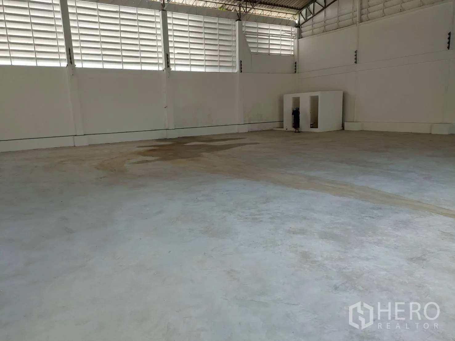 货栈 出租在Bang Sao Thong, Samut Prakan - 大面积混凝土地坪，配百叶采光窗，适合存储或轻加工