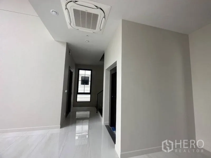 Detached House for rent - Bright upper hallway with cassette air-conditioning and a large window.