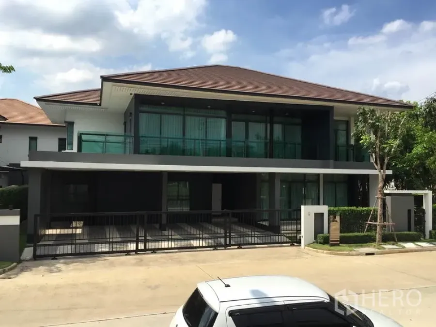 Detached House for rent or sale in Bang Kapi, Bangkok - Modern two-storey detached house with large balcony and gated driveway in Sethasiri Krungthep Kreetha.