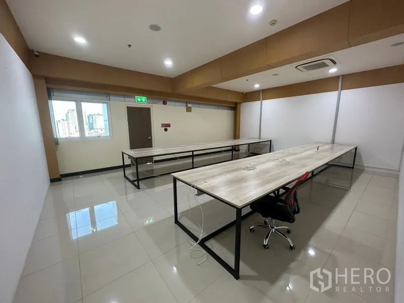 สำนักงาน ให้เช่าในSuan Luang, Bangkok - ห้องทำงานโต๊วยาว มีหน้าต่างและประตูหนีไฟ รับแสงธรรมชาติ