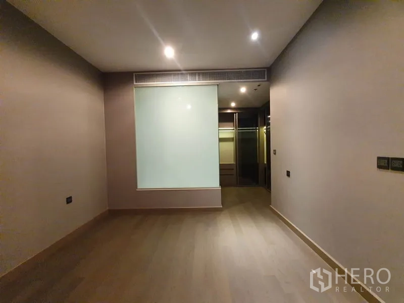 คอนโด ให้เช่าในHuai Khwang, Bangkok - ห้องน้ำหรู มีอ่างอาบน้ำ ห้องอาบน้ำกระจก และเคาน์เตอร์ล้างหน้าที่ยาว