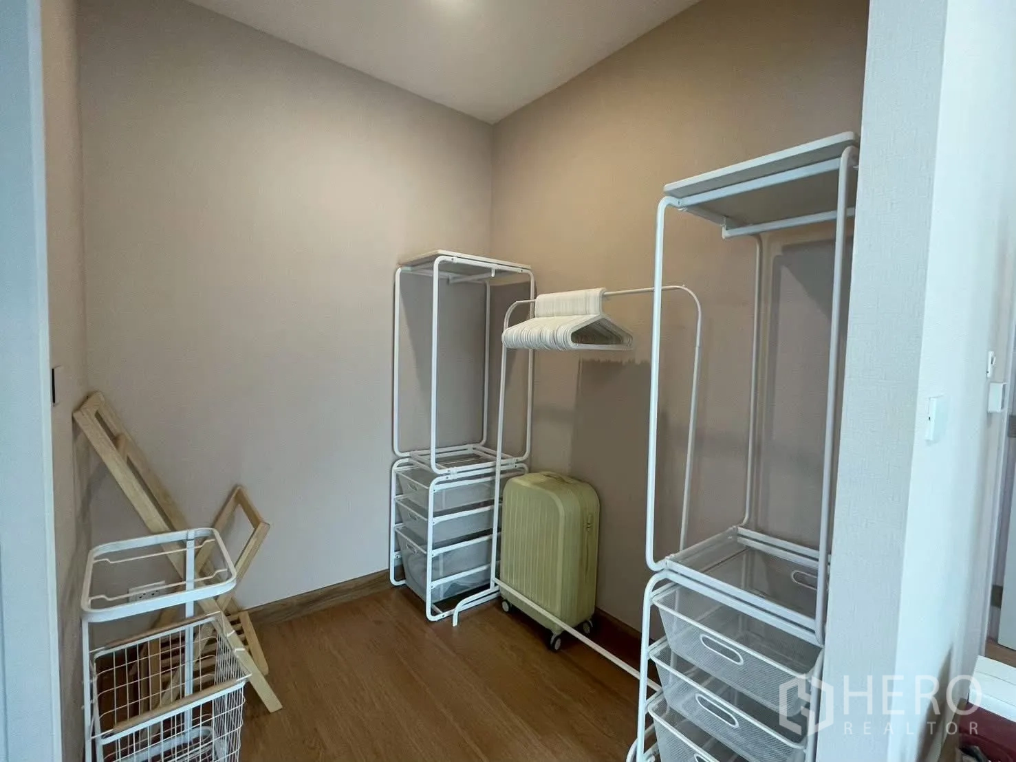 บ้านเดี่ยว for rent in Bang Phli, Samut Prakan - มุมวอล์กอินคลอเซ็ตพร้อมชั้นเหล็กสีขาวและตะกร้าเก็บของ.
