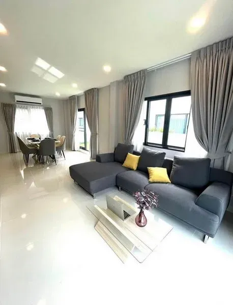 独立式住宅 出租 - 纵深客餐厅，L形沙发，亮面地砖与大窗。