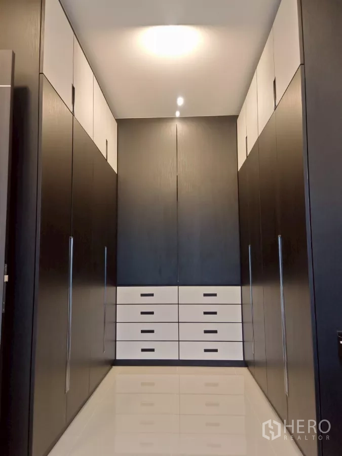 Detached House for rent in Wang Thonglang, Bangkok - Dressing corridor lined with floor-to-ceiling wardrobes and drawers.