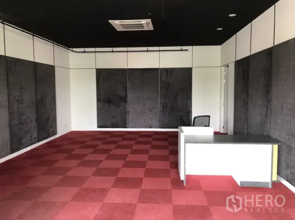 办公空间 出租在Wang Thonglang, Bangkok - 位于曼谷Wang Thonglang的60㎡开放式办公室，红色方格地毯，吸音墙板，黑色吊顶配嵌入式空调，带前台桌。