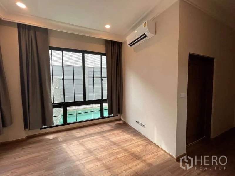บ้าน ขายในThawi Watthana, Bangkok - ห้องนอนพื้นไม้ หน้าต่างบานใหญ่ ม่านทึบ มองเห็นสระว่ายน้ำ