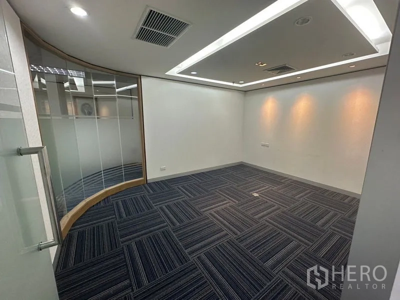 办公空间 出租在Khlong Toei, Bangkok - 小型会议室，弧形玻璃墙与嵌灯天花