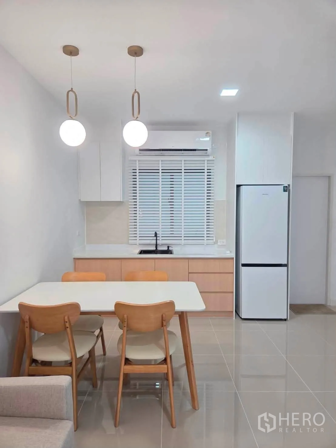 ทาวน์เฮาส์ for rent in Bang Phli, Samut Prakan - พื้นที่ครัว‑ทานข้าวกะทัดรัดพร้อมโคมไฟห้อยและมู่ลี่.