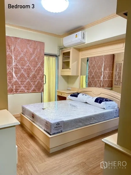 公寓 出租在Watthana, Bangkok - 温馨卧室，配床、柜体、空调与通往阳台的推拉门