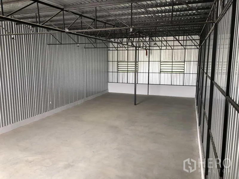 货栈 出租在Khlong Luang, Pathum Thani - 次级储存/工作区，金属桁架、通风窗与混凝土地面