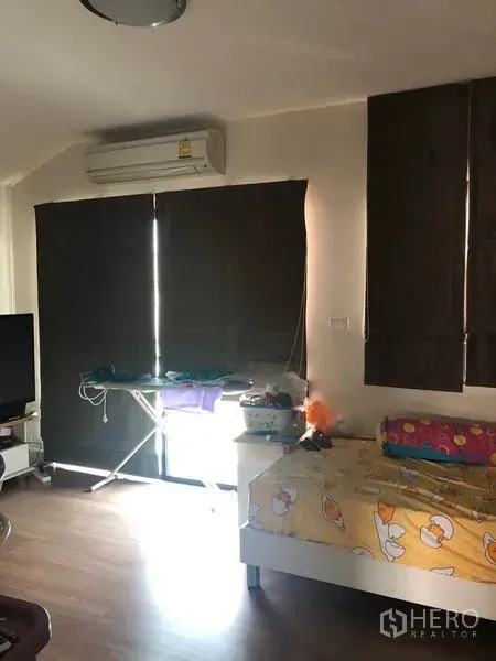 ทาวน์เฮาส์ ขายในPhasi Charoen, Bangkok - ห้องนอนพร้อมผ้าม่านทึบ เครื่องปรับอากาศ และเตียงเดี่ยว