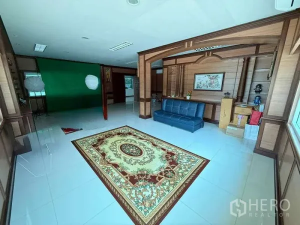 คลังสินค้า ให้เช่าในMueang Samut Prakan, Samut Prakan - ห้องผู้บริหารผนังไม้ โซฟาสีน้ำเงิน และพรมลายบนพื้นมันวาว