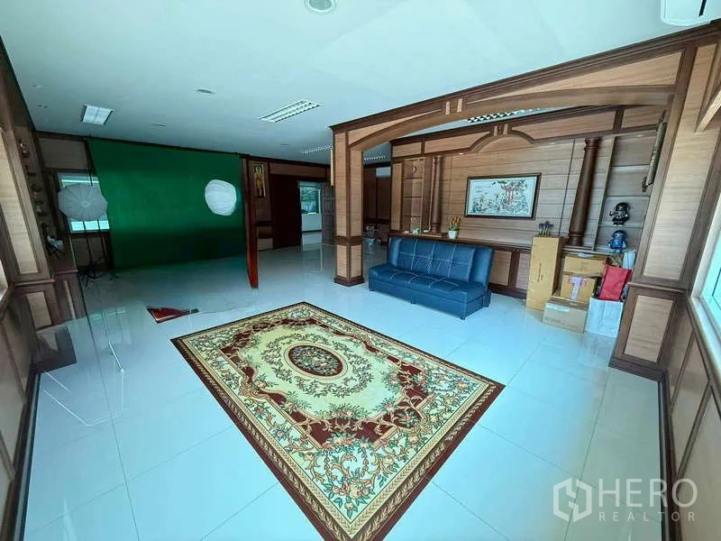 คลังสินค้า ให้เช่าในMueang Samut Prakan, Samut Prakan - ห้องผู้บริหารผนังไม้ โซฟาสีน้ำเงิน และพรมลายบนพื้นมันวาว