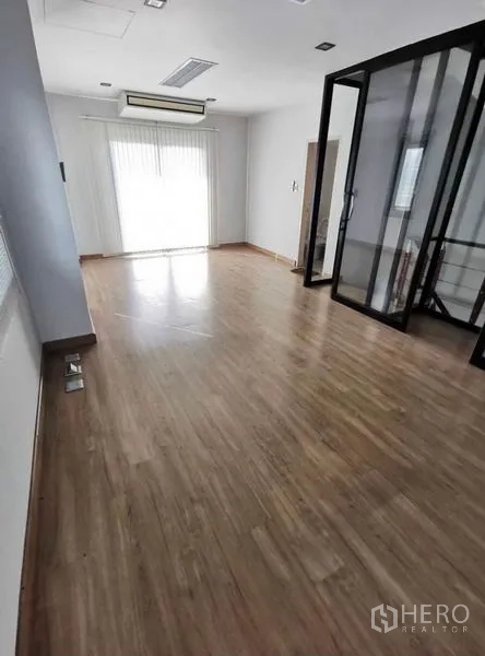 สำนักงานที่บ้าน ให้เช่าในPrawet, Bangkok - ห้องชั้นบนกว้าง ประตูกระจกออกระเบียง และพื้นที่กั้นกระจก