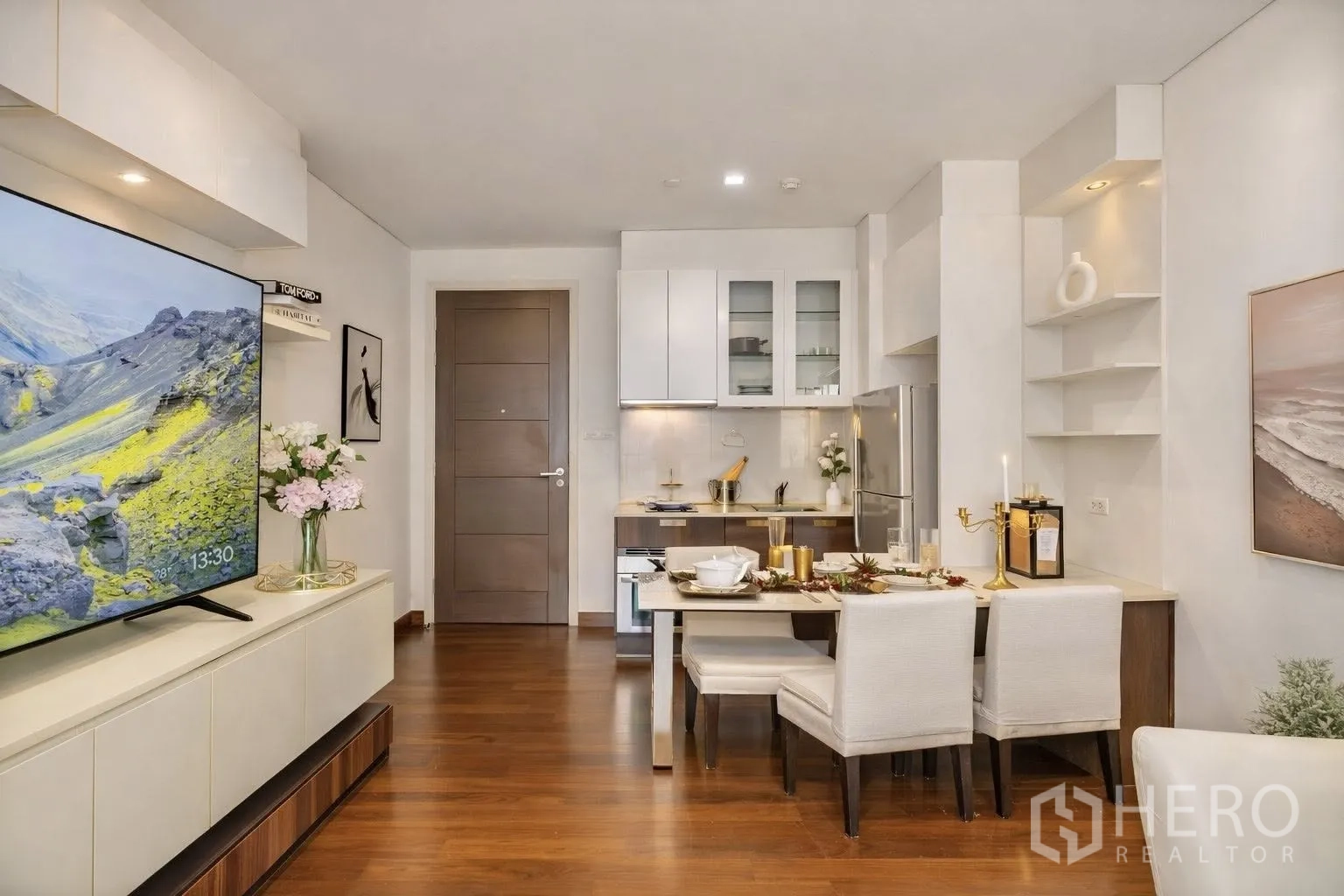 คอนโด for rent or sale in Watthana, Bangkok - มุมรับประทานอาหารหันหน้าเข้าครัวกะทัดรัด พื้นไม้และชั้นวางของ