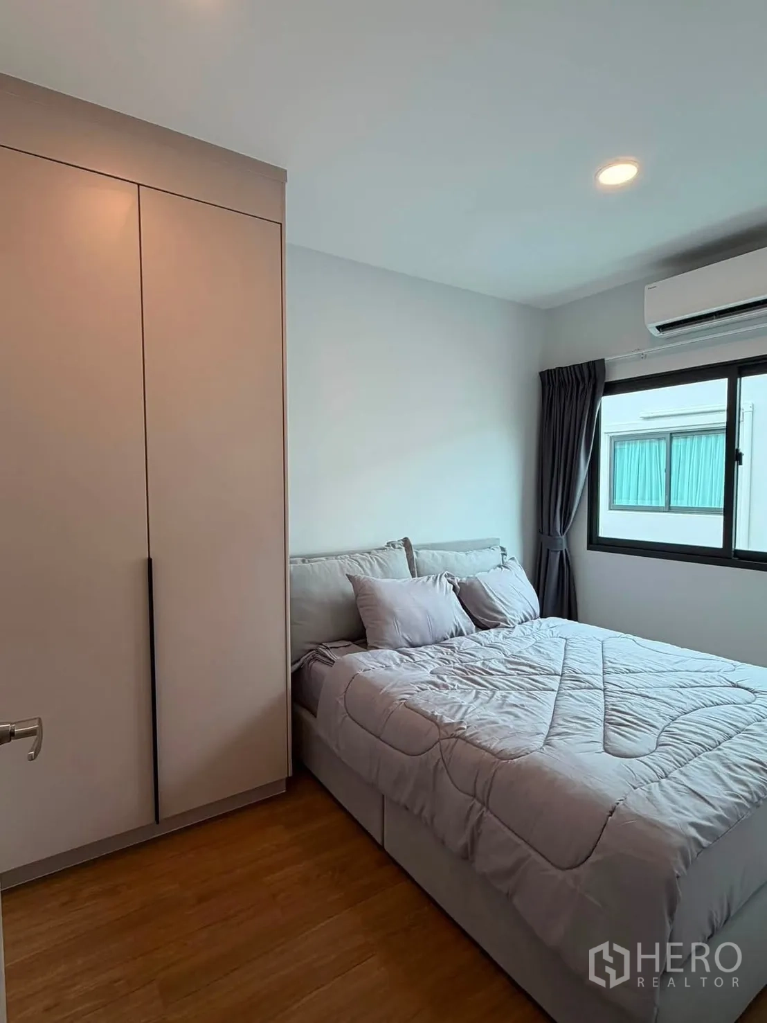ทาวน์เฮาส์ for rent in Bang Phli, Samut Prakan - ห้องนอนสว่าง เตียงคู่ ตู้เสื้อผ้า หน้าต่าง และเครื่องปรับอากาศ