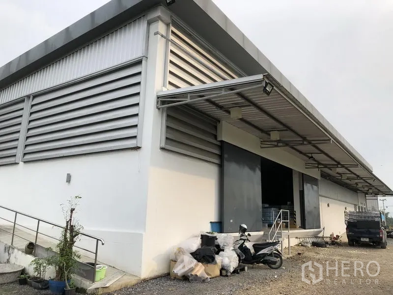 工厂 出租或出售在Wang Noi, Phra Nakhon Si Ayutthaya - 工厂转角设通风百叶、雨棚及大型卷闸门。