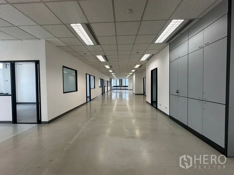 办公空间 出租在Khlong Toei, Bangkok - 宽阔中央走廊及工作区，设窗户与多间房门。