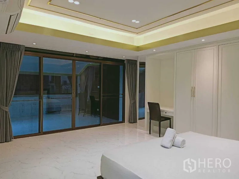 คอนโด for ในWatthana, Bangkok - ห้องนอนหันสู่ประตูกระจกบานใหญ่เปิดสู่เทอเรซชมวิวเมือง