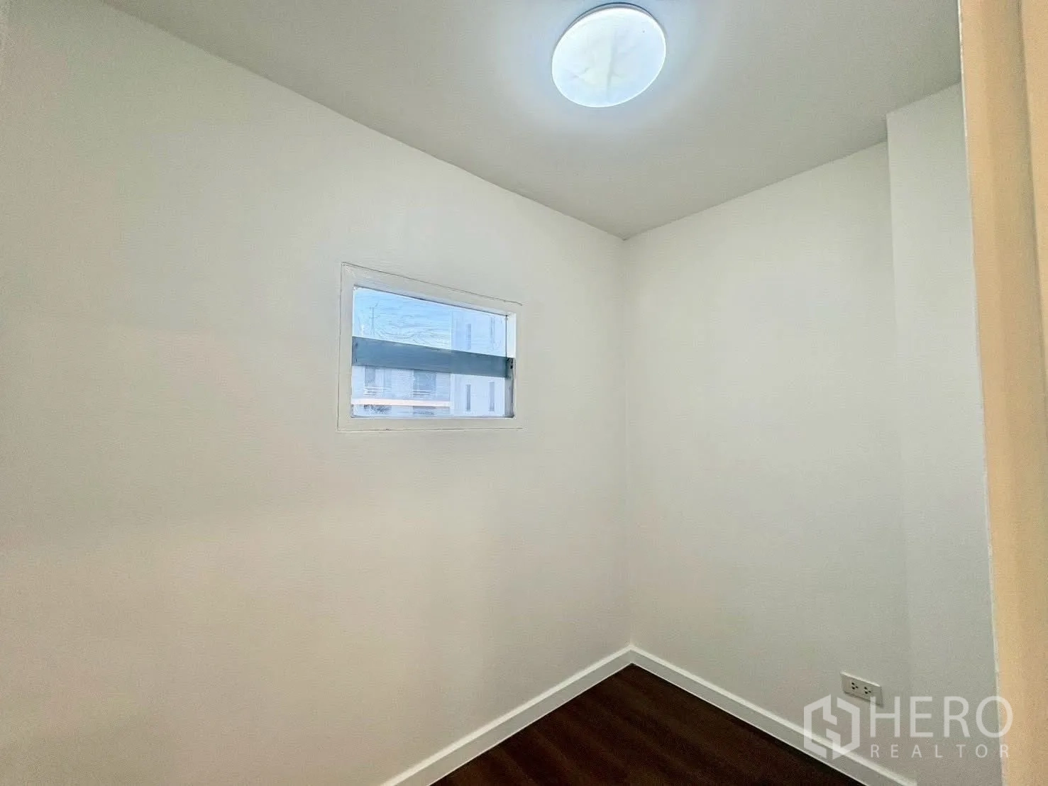 ทาวน์เฮาส์ for rent in Huai Khwang, Bangkok - ห้องขนาดกะทัดรัด ผนังสีขาว พื้นไม้ และหน้าต่างบานเล็ก