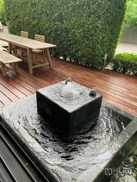 带办公室的家 出售在Wang Thonglang, Bangkok - 露台旁方形石质喷泉，备用餐桌与整齐绿篱