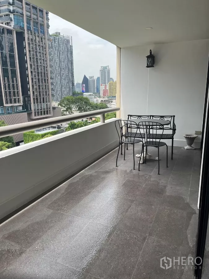 公寓 出租在Pathum Wan, Bangkok - 修长阳台带休闲座椅，视野开阔的城市景观。