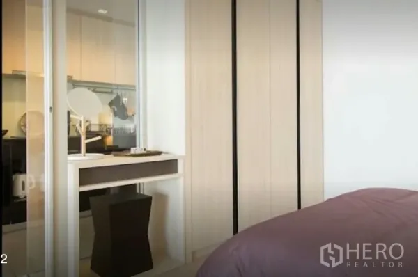 Condominium for rent in Phaya Thai, Bangkok - Second bedroom featuring a built-in wardrobe, sliding glass door and a compact dressing table.