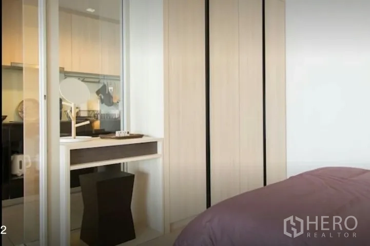 Condominium for rent in Phaya Thai, Bangkok - Second bedroom featuring a built-in wardrobe, sliding glass door and a compact dressing table.