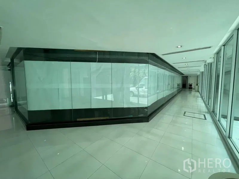 สำนักงาน ให้เช่าในRatchathewi, Bangkok - โถงทางเดินสว่างไสว รายล้อมด้วยผนังกระจกเต็มบานและกล่องกระจกสำหรับโชว์รูมกลางพื้นที่
