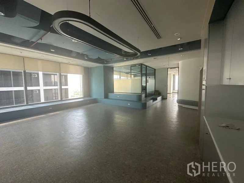 Office Space for rent in Ratchathewi, Bangkok - Large collaboration area with glass meeting room and floor-to-ceiling windows.