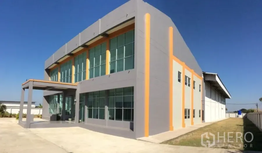โรงงาน ขายในBang Sao Thong, Samut Prakan - คลองและแนวต้นไม้จัดสวนข้างอาคารสำนักงาน.