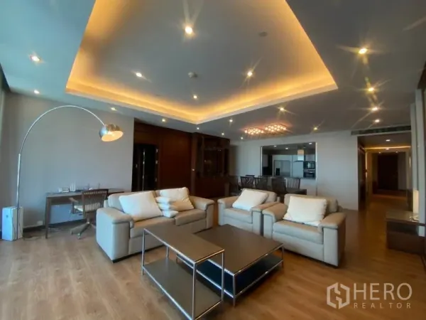 คอนโด ให้เช่าในSathon, Bangkok - ห้องนั่งเล่นกว้าง โซฟาหนัง เพดานซ่อนไฟ พื้นไม้ และตู้บิลท์อิน