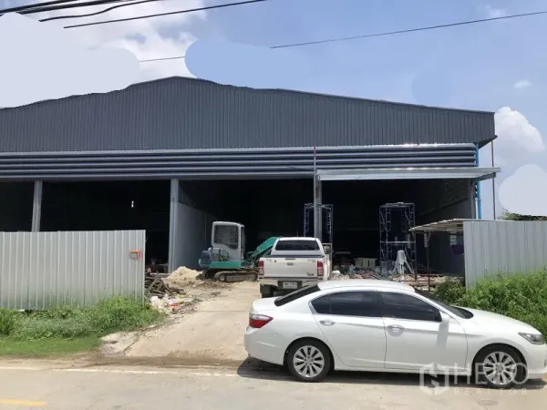 คลังสินค้า ให้เช่าในBang Khen, Nonthaburi - ด้านหน้าโกดังใหม่ผนังเมทัลชีท ประตูม้วนกว้าง ทางเข้ารถ พร้อมที่จอดรถด้านหน้า