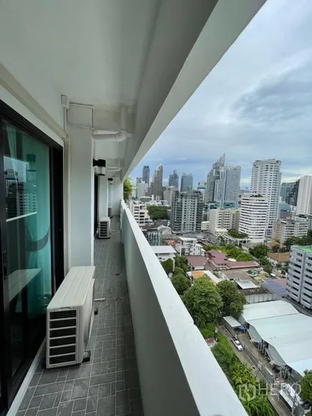公寓 出租或出售在Watthana, Bangkok - 长阳台朝向曼谷天际线，外机安置整齐。