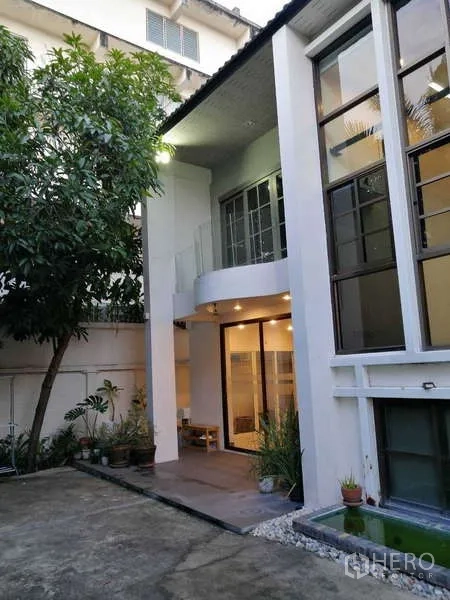 带办公室的家 出租在Watthana, Bangkok - 庭院入口与现代立面，带阳台与盆栽
