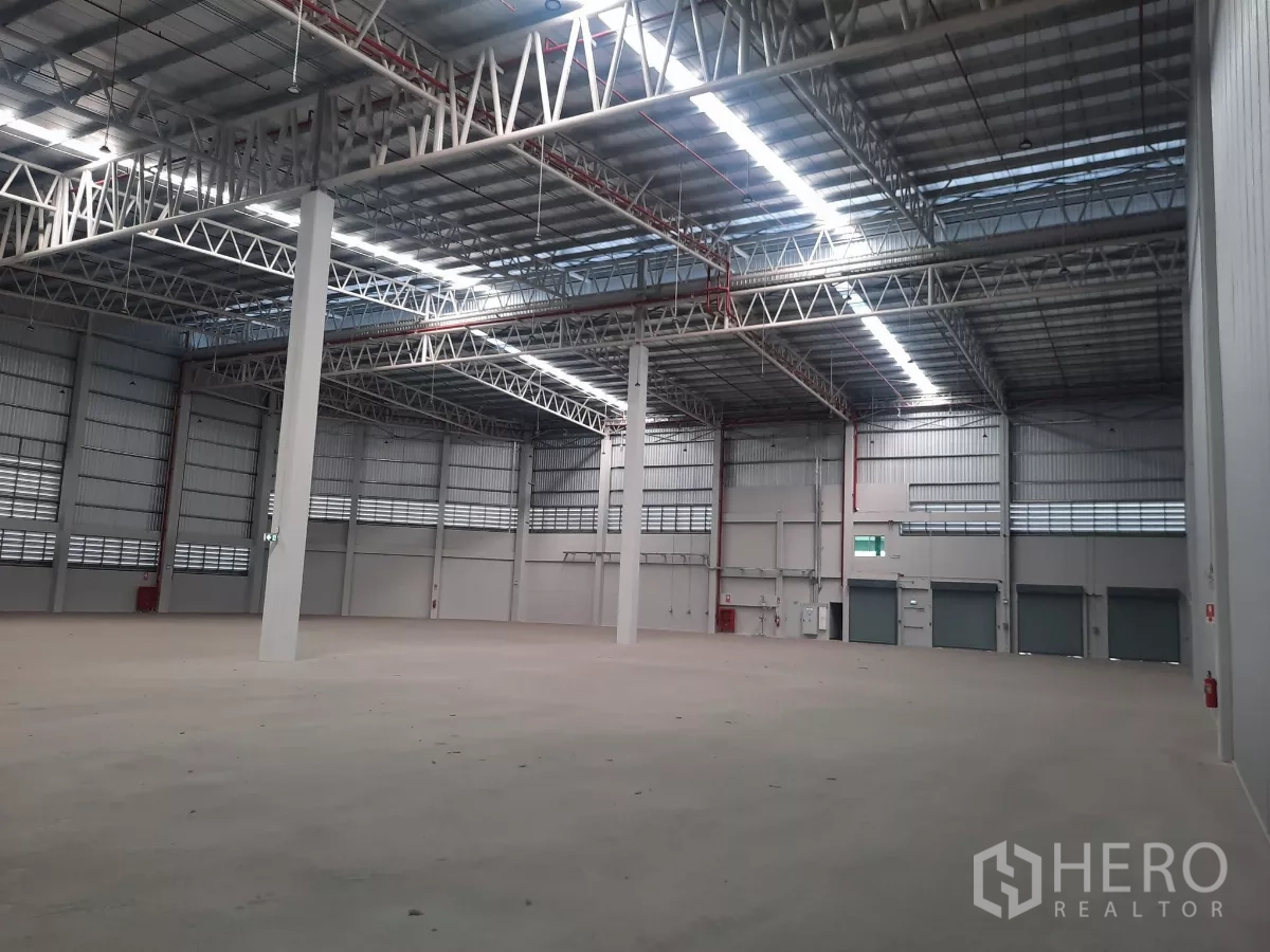 โรงงาน ให้เช่าในBang Lamung, Chon Buri - โซนโหลดสินค้าภายในโกดังพร้อมประตูม้วนหลายช่อง
