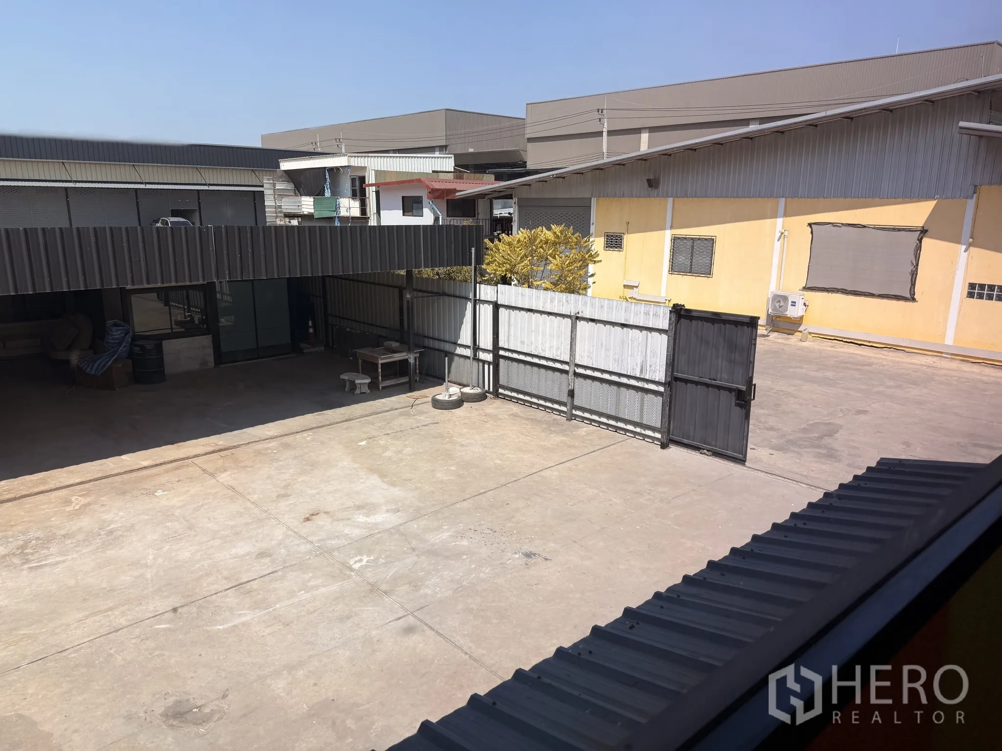 货栈 for rent in Lat Krabang, Bangkok - 从楼上俯视仓库园区的混凝土装卸场与滑动大门。