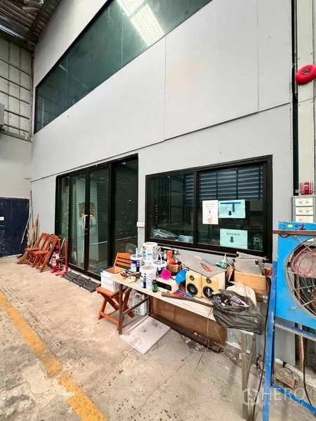 Warehouse for rent in Prawet, Bangkok - Ground-floor office entrance with sliding glass doors inside the warehouse.