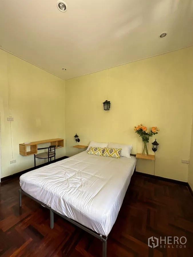 带办公室的家 出租在Suan Luang, Bangkok - 卧室，双人床、书桌角和木地板。