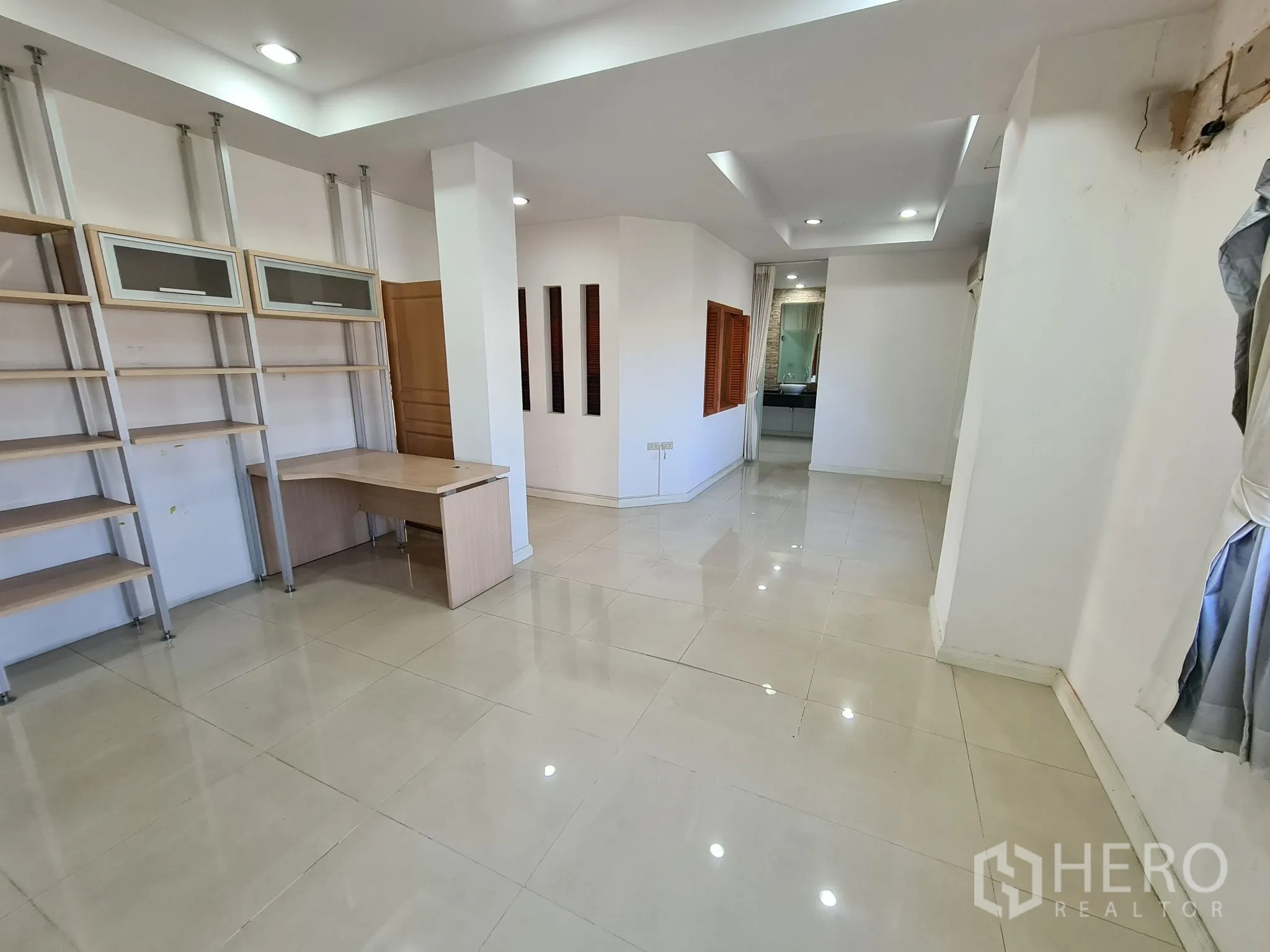 Detached House for sale in Chatuchak, Bangkok - Study or multipurpose room with wall shelves and desk.